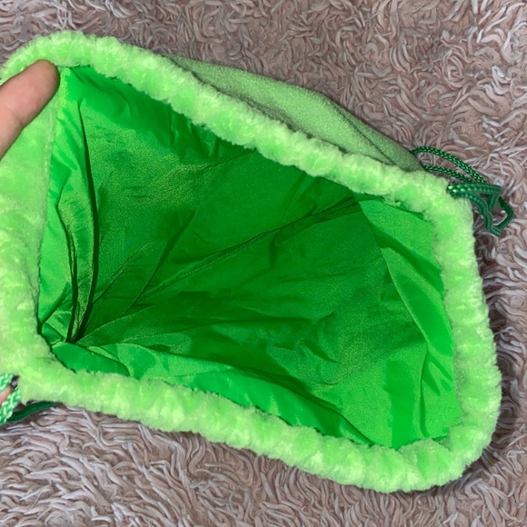 FURRY FROG FACE DRAWSTRING MINI BACKPACK - Picture 3 of 4